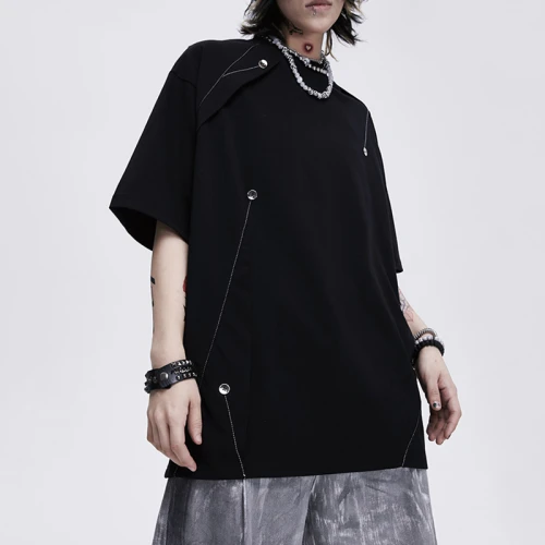 Individuelles T-Shirt „Pinch Pleat Reshaping Bright Line“ mit dekorativen Knöpfen. Klassisches schwarzes T-Shirt