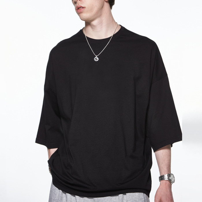 Herstellung maßgeschneiderter Herren-T-Shirts. Übergroßes Sommer-T-Shirt mit 3/4-Ärmeln