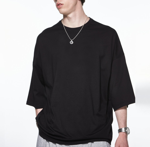 Herstellung maßgeschneiderter Herren-T-Shirts. Übergroßes Sommer-T-Shirt mit 3/4-Ärmeln