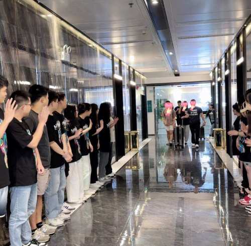 Touches Dark is Very Happy to Welcome Customers Arriving from the USA!