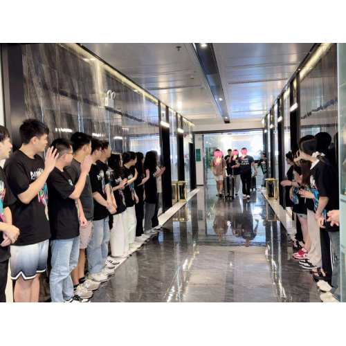 Touches Dark is Very Happy to Welcome Customers Arriving from the USA!