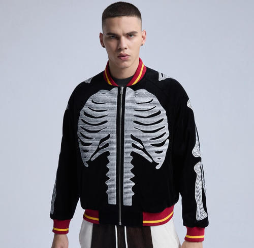 Chaqueta bomber con bordado personalizado de calavera | Estilo urbano | Chaqueta de béisbol con diseño original y detalles oscuros