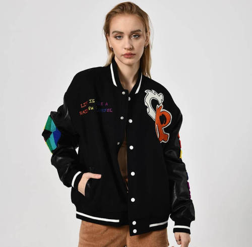 Chaqueta universitaria para mujer con mangas de cuero personalizadas | Estilo urbano | Diseño original con toques oscuros