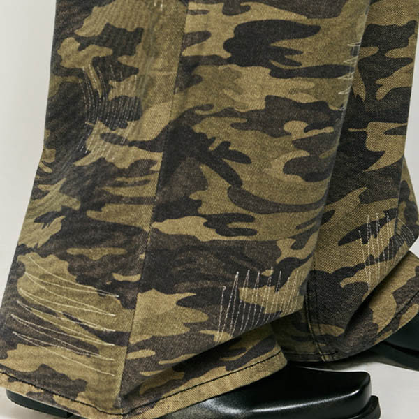 Washed and Spliced Camouflage Jeans Details