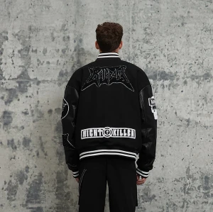 ORI240512 Dark Skull Letter Schwarz-Weiß-Baseballjacke | Dunkler Streetstyle | Hersteller von Streetwear-Jacken