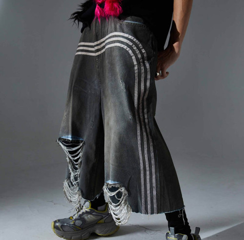 Pantalones cropped de estilo urbano único y personalizado, con diseño rasgado y perneras anchas.