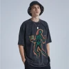 Goth wird zum Mainstream: High-Fashion-Label bringt dunkle T-Shirt-Kollektion auf den Markt