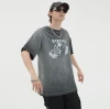 Wie trage ich ein T-Shirt mit dunklem Totenkopf selbstbewusst?