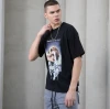 Das T-Shirt mit dunklem Totenkopf unterstreicht den Streetstyle