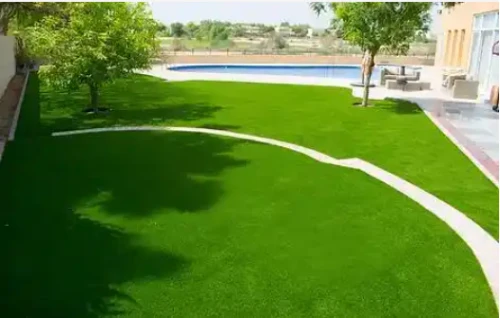 Paisaje de césped artificial alrededor de la piscina para su jardín