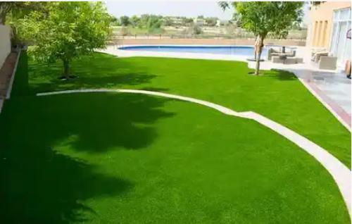 Gazon artificiel paysager entourant la piscine pour votre jardin