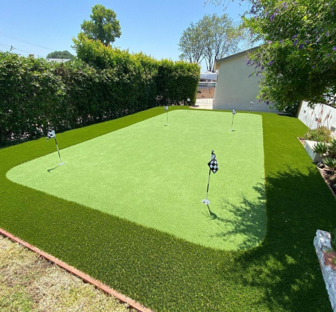 Améliorez votre jeu de golf avec du gazon artificiel haut de gamme personnalisable et des tapis de sol sportifs
