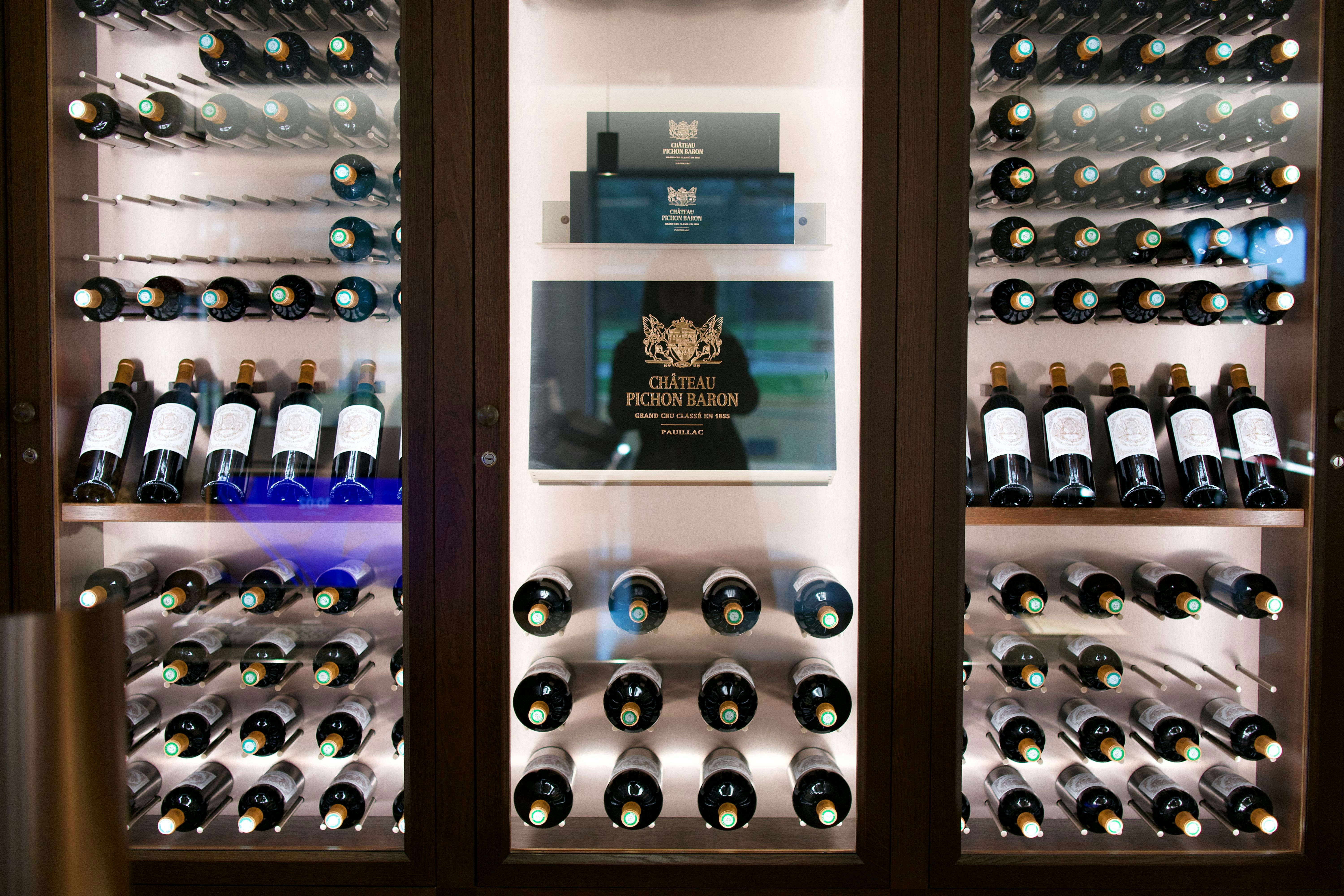 Dual-zone wine cooler with separate temperature controls