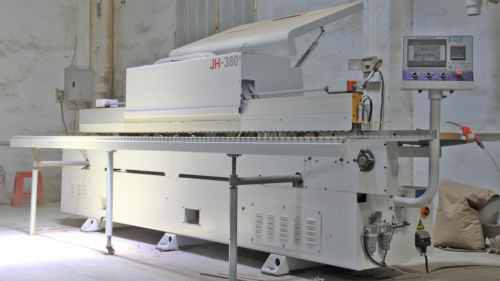 Fully automatic edge banding machine