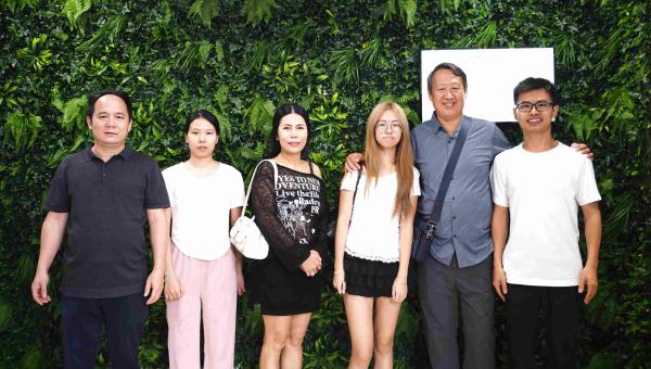 Немецкий строитель посещает город для сотрудничества в реализации проектов по строительству квартир