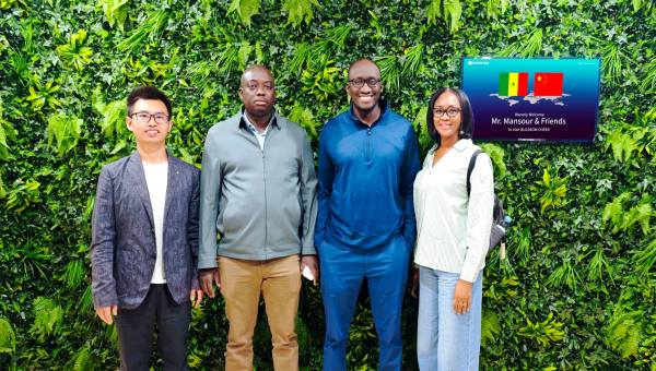 Returning Seychelles Importer Visits BLOSSOM CHEER Showroom