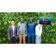 Returning Seychelles Importer Visits BLOSSOM CHEER Showroom