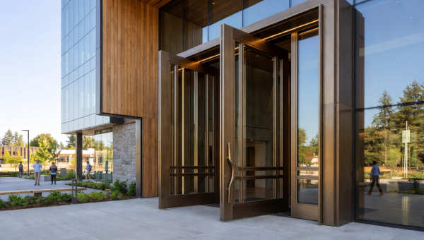 Выбор высокоэффективных поворотных дверей для коммерческих и крупномасштабных проектов.