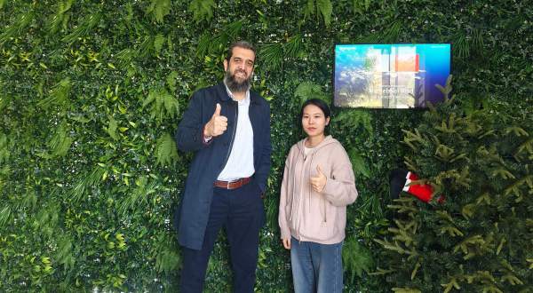 Un designer algérien se rend chez BLOSSOM CHEER pour discuter des projets d'importation de matériaux pour portes en aluminium.