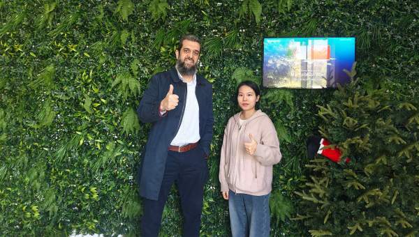 Un designer algérien se rend chez BLOSSOM CHEER pour discuter des projets d'importation de matériaux pour portes en aluminium.