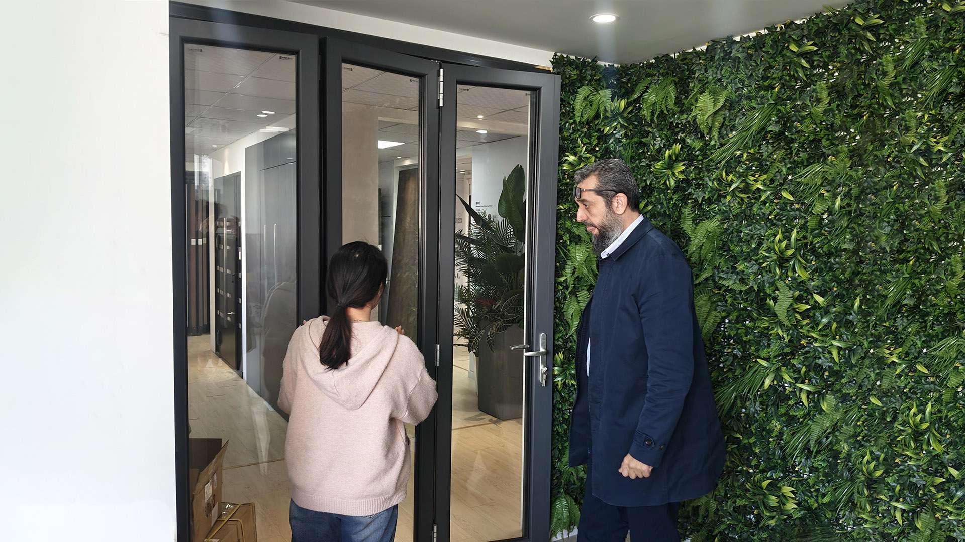 Компания BLOSSOM CHEER представляет дизайнеру профили и фурнитуру для дверей из алюминиевого сплава.