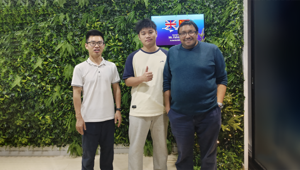 Un importateur britannique visite BLOSSOM CHEER pour évaluer les capacités de production d'un projet résidentiel