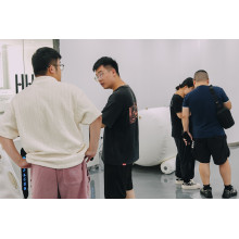 Customer inspects OXYSPACES and experiences oxygen chambers