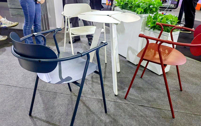 上海国際未来オフィス空間展示会が大盛況のうちに終了、TimeXの金属製テーブルと椅子、調節可能なスタンドが大きな注目を集める