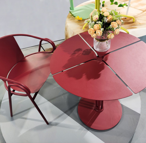 طاولات وكراسي معدنية مطلية بالمسحوق الملون: وليمة ملونة في الأماكن التجارية