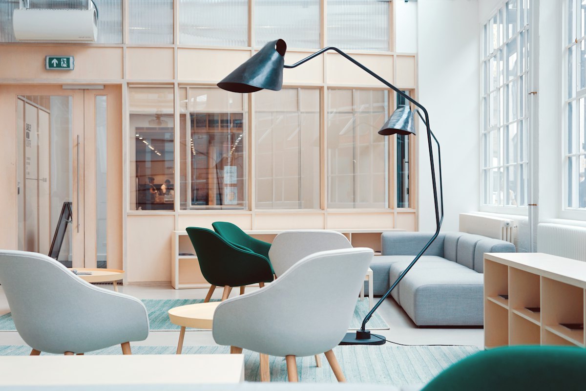 Silent adjustable table bases in a lounge