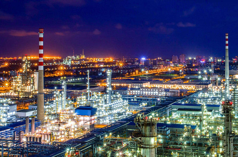 Why is choosing the right catalyst solution crucial for the hydrogen production plant in a refinery?