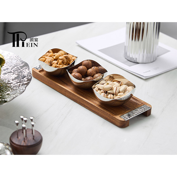 حامل خشبي مربع بثلاثة أوعية مموجة لعرض الطعام في البوفيهات والفنادق