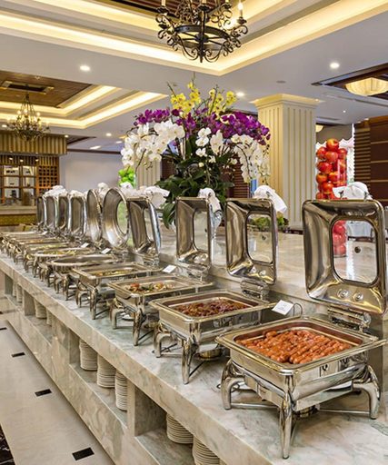 Chafing dish sizes compared with square glass-lid and round chafing tray sizes on a marble hotel buffet counter