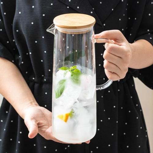 1.5L Clear Borosilicate Glass Water Pitcher With Handle Glass Pitcher With Bamboo Lid