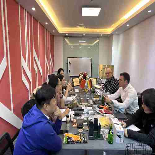 The visit of German clients to our company for hardware business