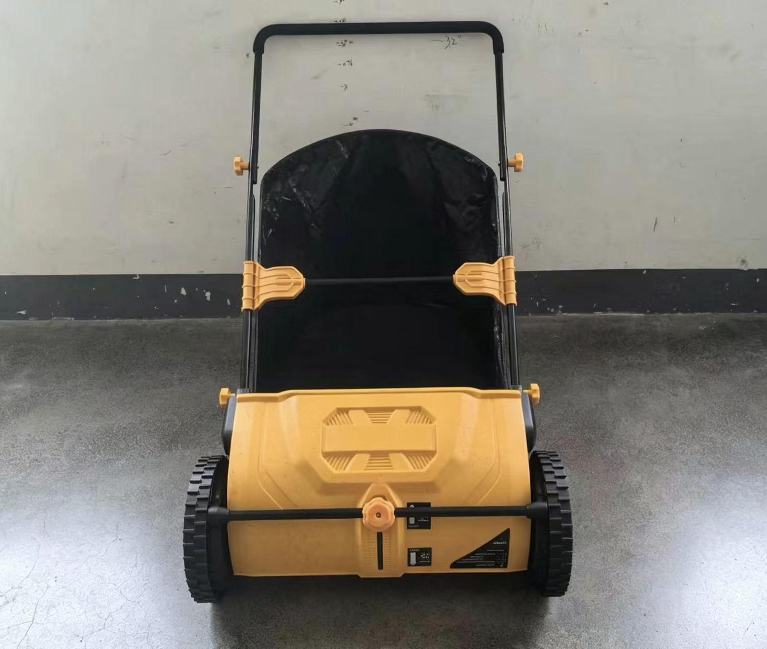 Sunstone Rolls Out Motor-Free Push Leaf & Lawn Sweeper for Artificial Turf Maintenance