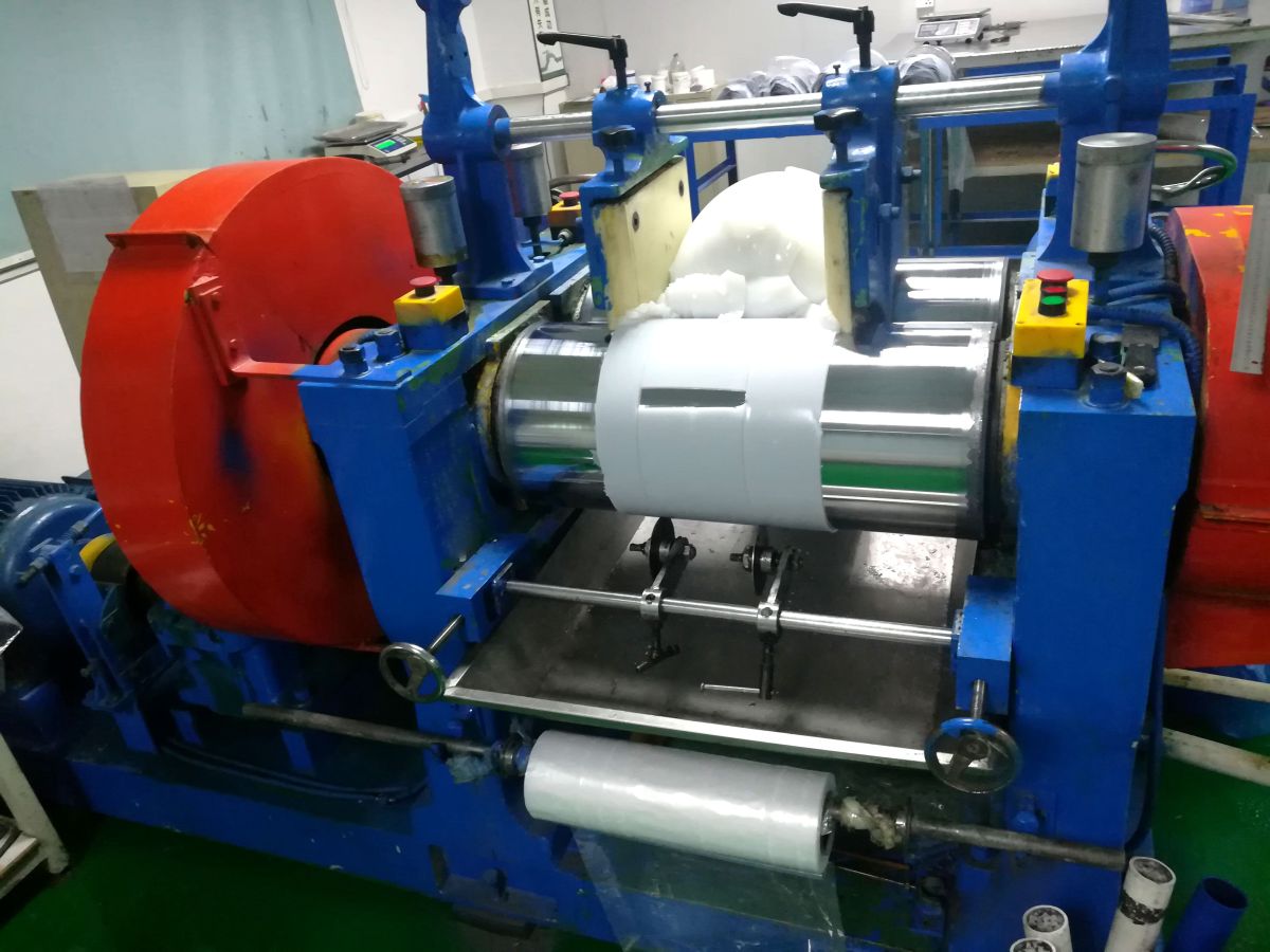 Two-roll mill compounding food-grade silicone compound before molding