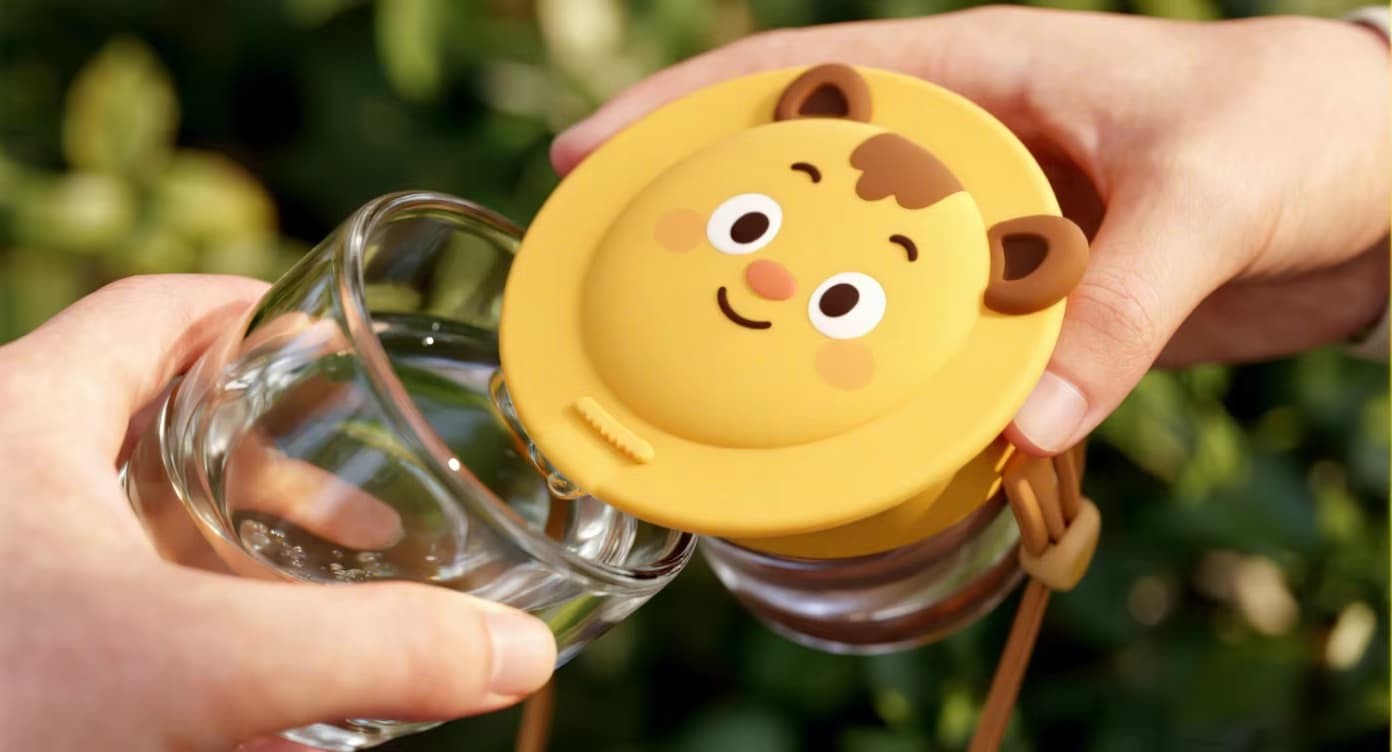 Are cup cartoon silicone toppers leak-proof?