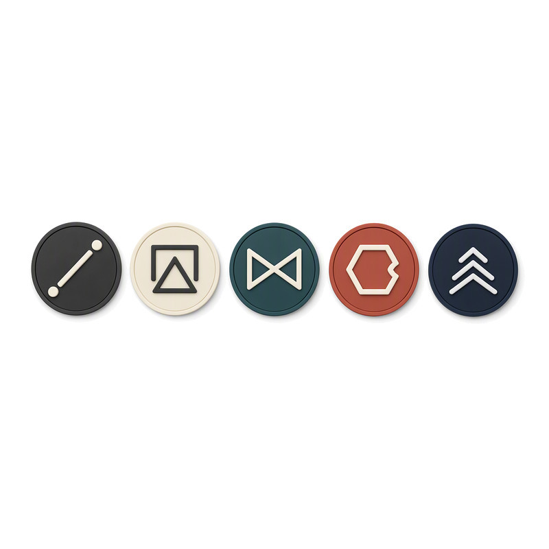 背胶硅胶标签简单几何 Logo 样例：五个圆形硅胶标分别呈现线条、三角形、双三角、六边形与折线等基础图形
