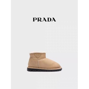 Prada/普拉达女士三角形徽标饰羊皮毛短靴靴子