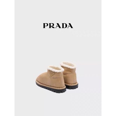 Prada/普拉达女士三角形徽标饰羊皮毛短靴靴子