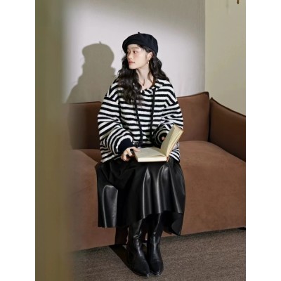Black and white hooded striped thick sweatshirt women 2023 new autumn and winter with wool midi long-sleeved plush top