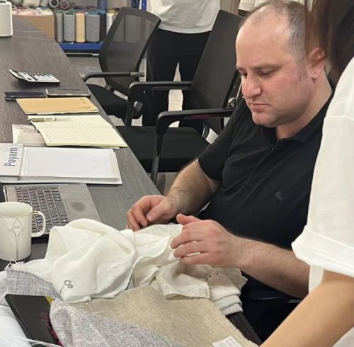 يُظهر العملاء الأتراك اهتمامًا قويًا بخيوط البوليستر الصناعية 300D أثناء زيارة المصنع