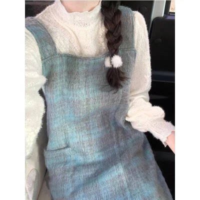 New small fragrance wind strap dress female 2023 new style of school style autumn and winter French small man to wear a set of clothes