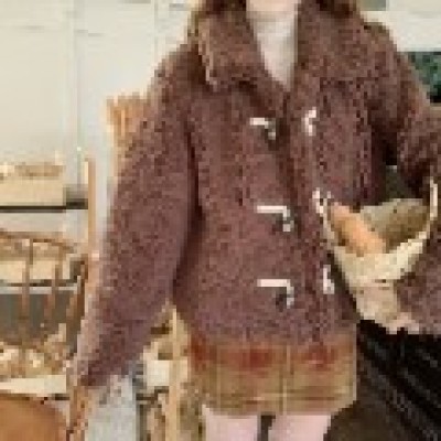 Trendy Short Jacket for Women: Wholesale Distributor with 30-day Return Policy