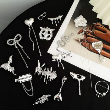 A niche design with a sense of luxury. Silver metal brooch, lava texture, love pearl brooch, multiple suit accessories