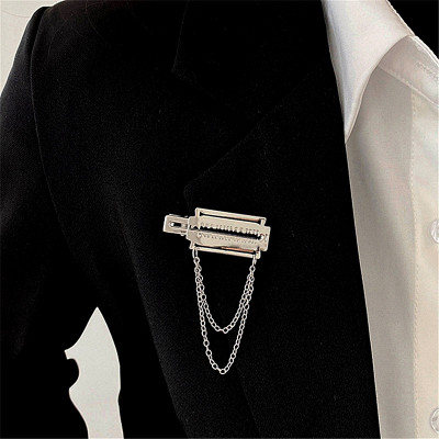 A niche design with a sense of luxury. Silver metal brooch, lava texture, love pearl brooch, multiple suit accessories