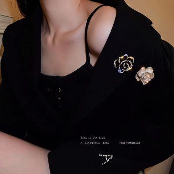 Camellia flower brooch high-end women's exquisite niche design sense 2023 new trendy high-end suit pin accessories
