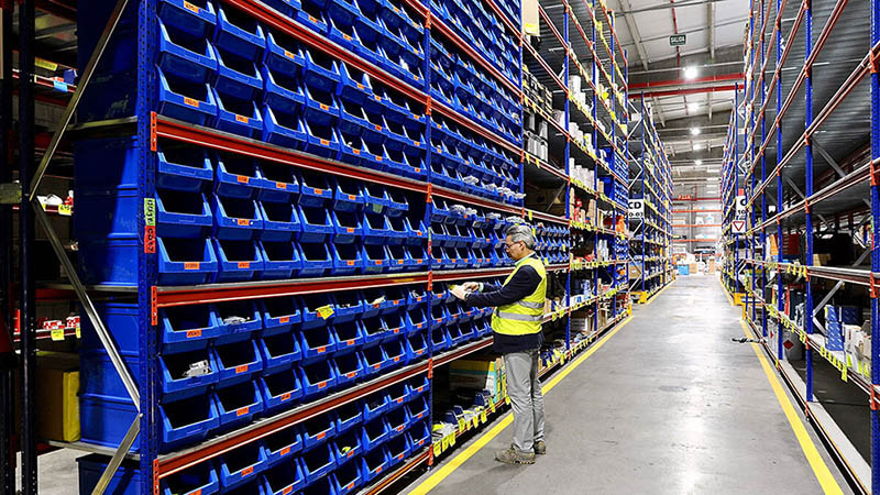 What Are the Advantages of Using Pick to Light in Large Warehouses?