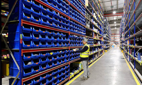 What Are the Advantages of Using Pick to Light in Large Warehouses?